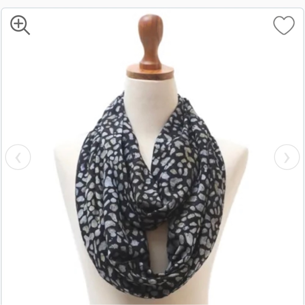 Novica Infinity Travel Scarf in Pebbled Beach (Black and White)